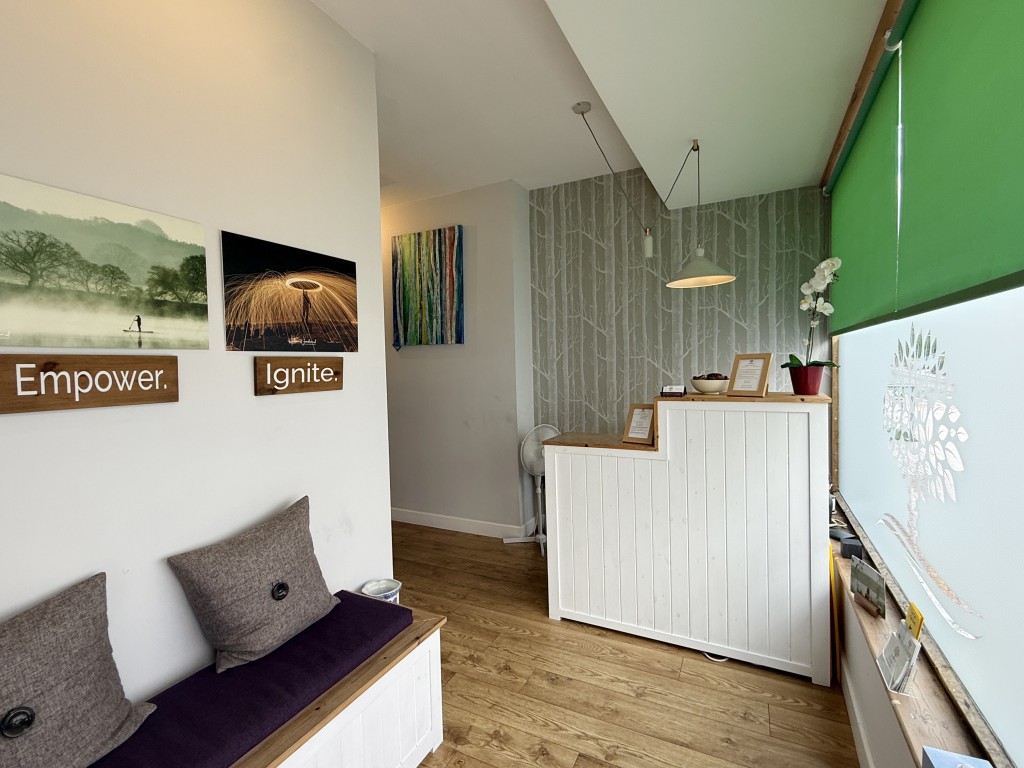 Lot: 55 - FREEHOLD TOWN CENTRE COMMERCIAL INVESTMENT - Entrance Reception